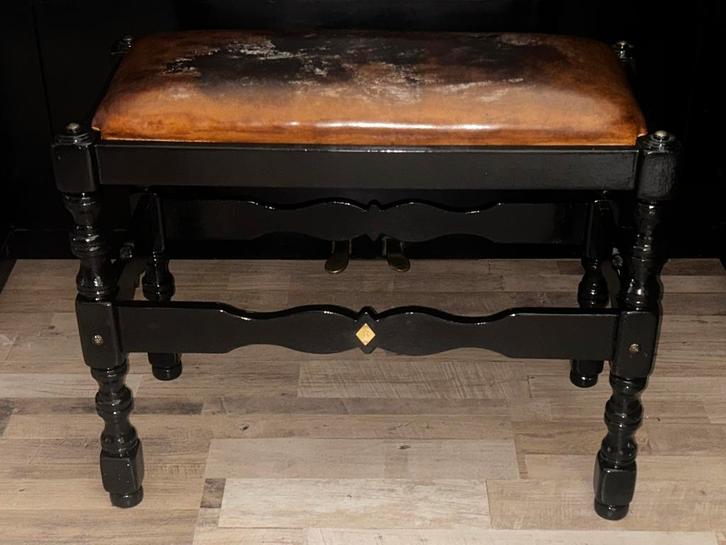 🐑🎹🎼Stoere Vintage Pianokruk met Schapenleer Industrieel, Huis en Inrichting, Stoelen, Gebruikt, Eén, Hout, Zwart, Ophalen