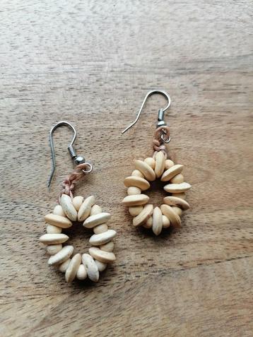 Nieuwe handgemaakte kokosoorbellen beschikbaar voor biedingen