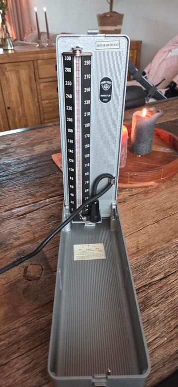 Vintage Adriaan van der Kuip Miniatuur 300 Bloeddrukmeter beschikbaar voor biedingen