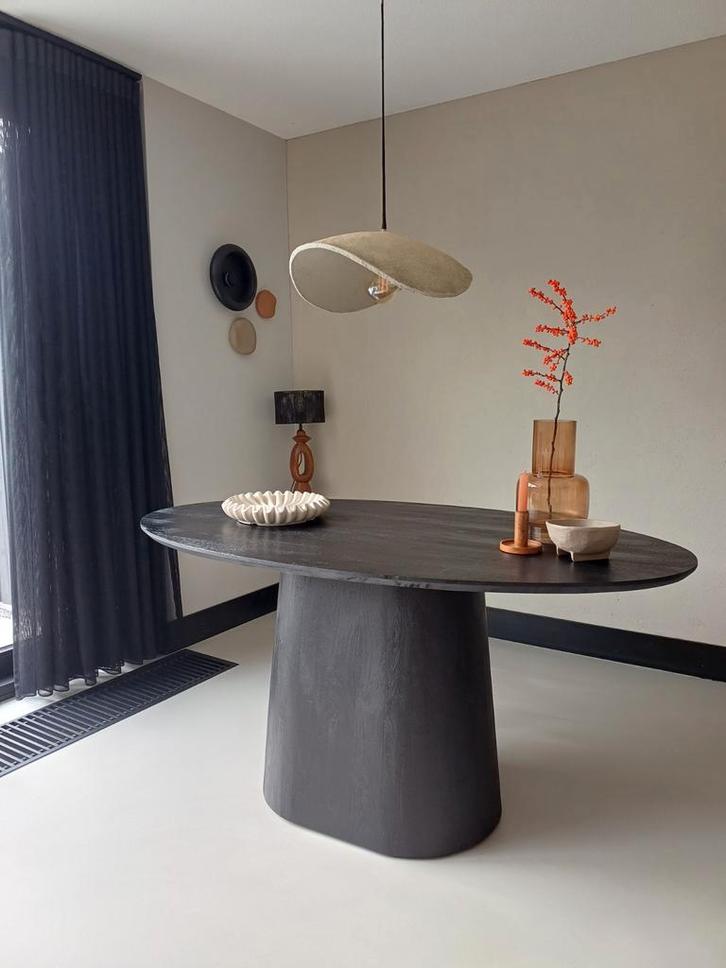 Zwarte ovale mangohouten eettafel met kolompoot, Huis en Inrichting, Tafels | Eettafels, Zo goed als nieuw, 50 tot 100 cm, 150 tot 200 cm