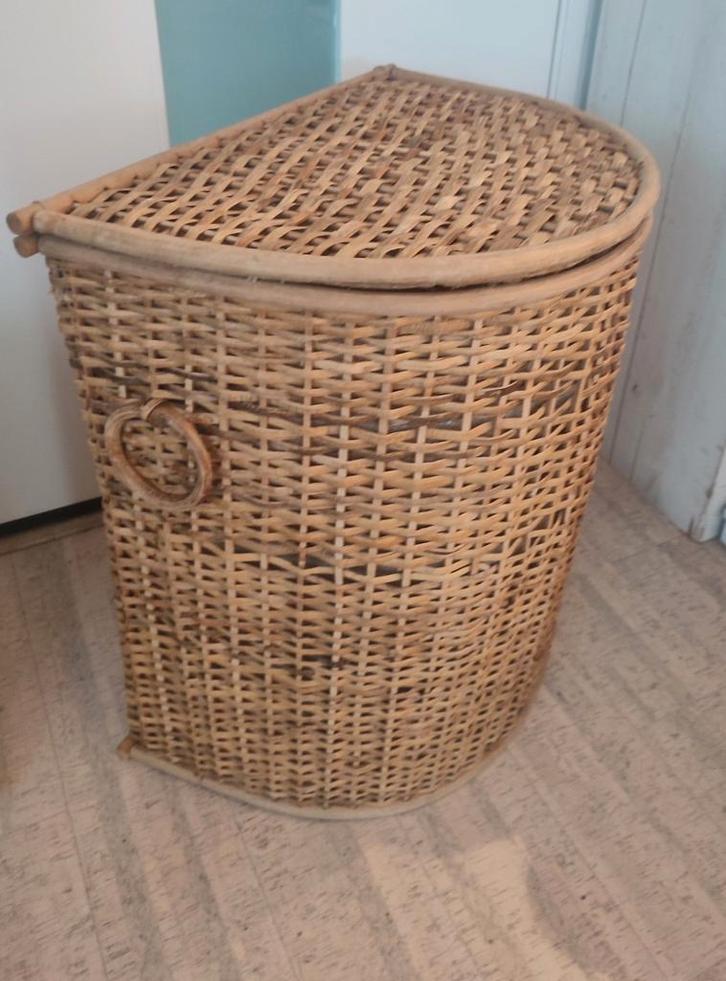 Rieten wasmand, bekleed, half rond, deksel 35x50x60 cm, Huis en Inrichting, Woonaccessoires | Kisten, Gebruikt, 50 tot 75 cm, Minder dan 50 cm