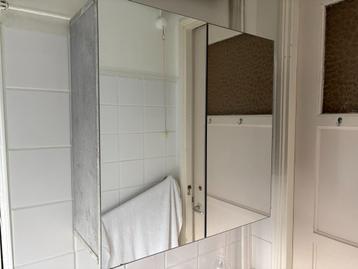 Badkamer Spiegelkastje beschikbaar voor biedingen