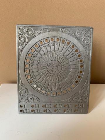 Vintage tinnen kalender  beschikbaar voor biedingen