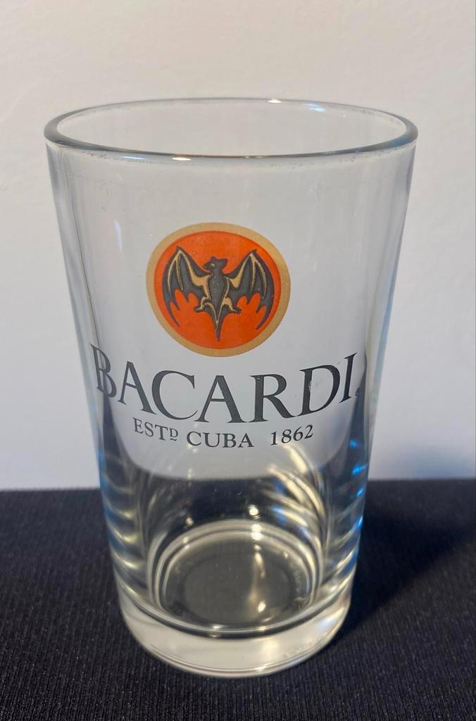 Glas van Bacardi met logo en tekst. Hoogte 11 t cm., Verzamelen, Glas en Borrelglaasjes, Zo goed als nieuw, Borrel- of Shotglas