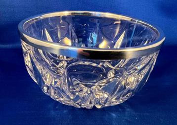 Kristallen schaal met verzilverde rand beschikbaar voor biedingen