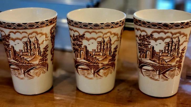 Petrus Regout Maastricht melkbekers - British Castles, Antiek en Kunst, Antiek | Keramiek en Aardewerk, Ophalen of Verzenden