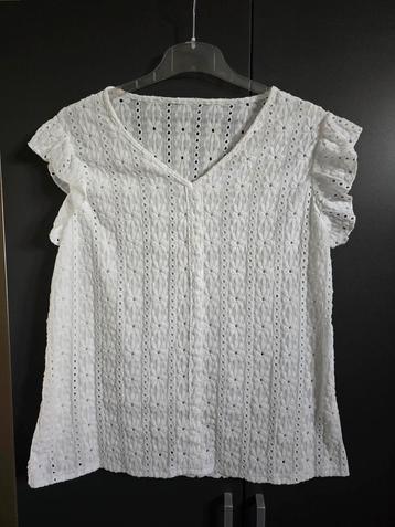 Offwhite kanten shirt maat 44/46. Nieuw beschikbaar voor biedingen