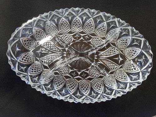 2 ovalen viervaks-snackschalen in helder glas (vintage), Huis en Inrichting, Woonaccessoires | Schalen en Manden, Zo goed als nieuw