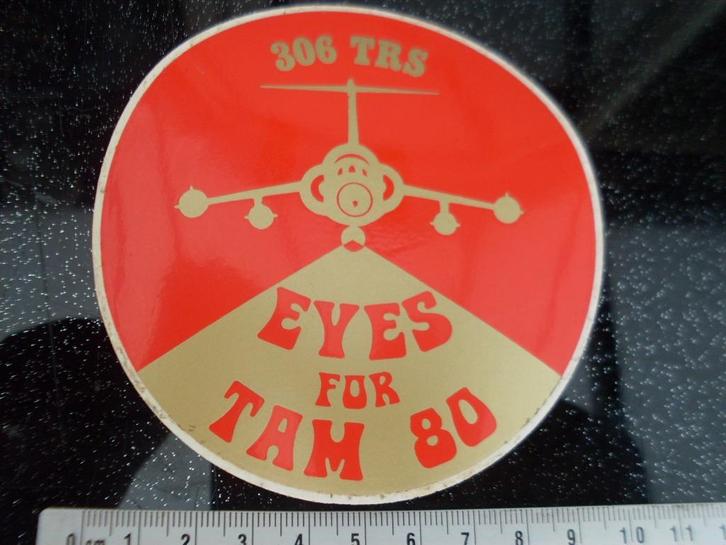 sticker squadron 306 trs eyes for tam 80 rood logo embleem, Verzamelen, Stickers, Zo goed als nieuw, Bedrijf of Vereniging, Verzenden