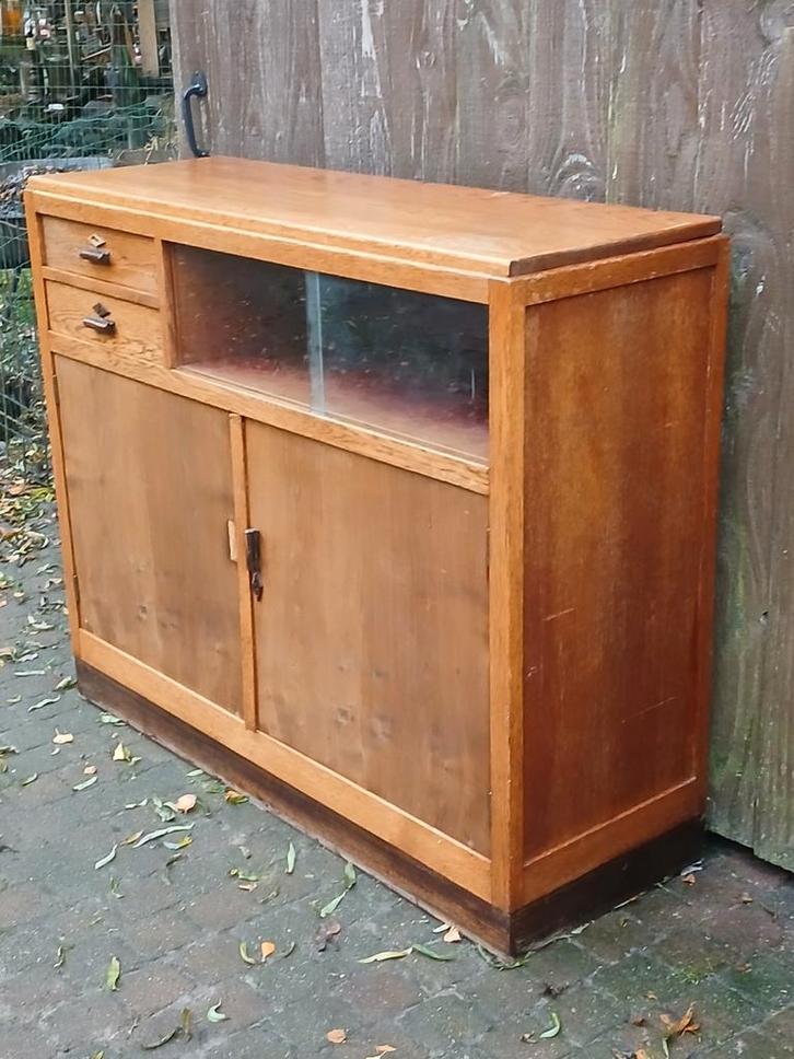 Vintage art dec Houten Dressoir met Glazen Schuifdeuren, Huis en Inrichting, Kasten | Buffetkasten, Ophalen