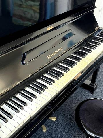 Zwarte Piano van Schwester + kruk | MOET SNEL WEG! beschikbaar voor biedingen