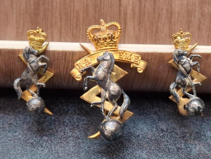 Baret en kraag insigne Royal Corps of Australian RAEME, Verzamelen, Militaria | Algemeen, Landmacht, Embleem of Badge, Engeland
