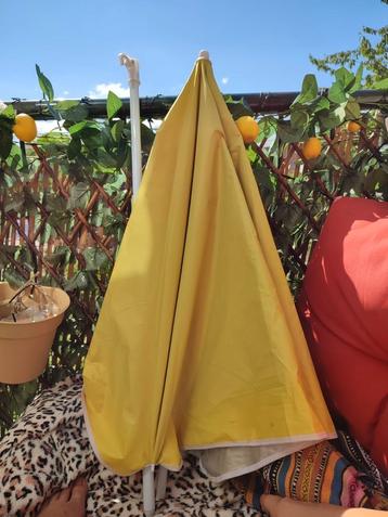 Kleine gele strandparasol  beschikbaar voor biedingen