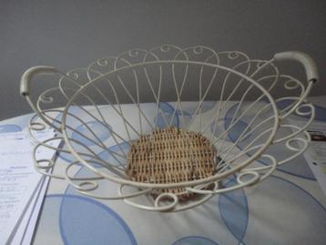 creme LAURA ASHLEY DRAADMAND + rieten bodem, schaal beschikbaar voor biedingen
