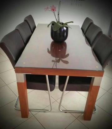 Tijdloze, mooie eettafel van kersenhout met 6 stoelen beschikbaar voor biedingen