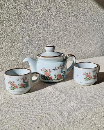 Theeset theepot met kopjes bloem roos boompatroon beschikbaar voor biedingen