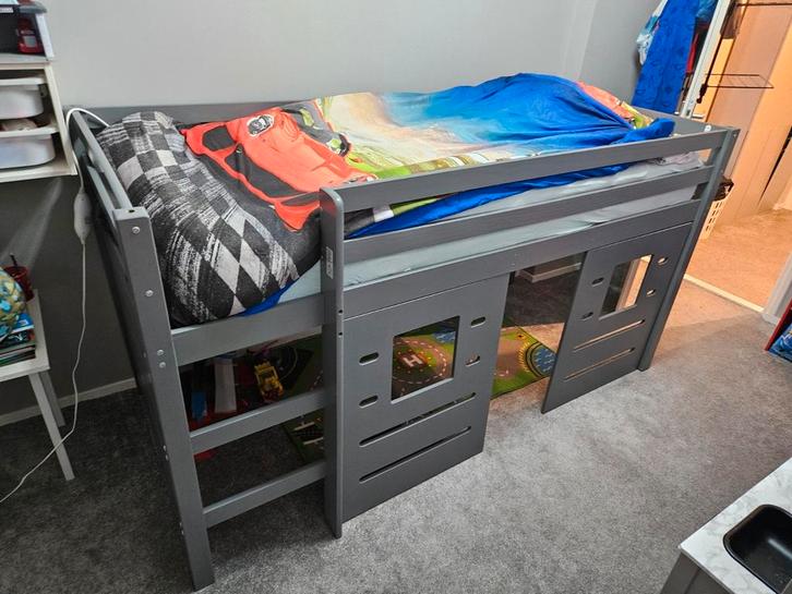 Grijze hoogslaper met speelruimte, Kinderen en Baby's, Kinderkamer | Stapelbedden en Hoogslapers, Zo goed als nieuw, Hoogslaper