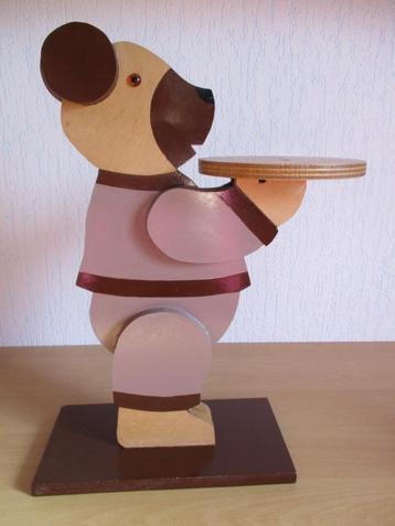 Houten beer met dienblad beschikbaar voor biedingen