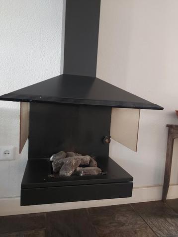 Zwarte Gashaard - Brandend te Bezichtigen! beschikbaar voor biedingen