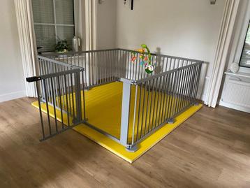 Tweelingbox Kinderbox speelbox grondbox playpen. Kleur grijs beschikbaar voor biedingen