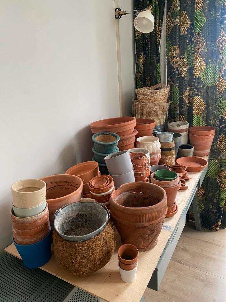 Plantenpotten assortiment: Terracotta, riet, ijzer, Tuin en Terras, Bloempotten, Gebruikt, Terracotta, Balkon, Minder dan 40 cm