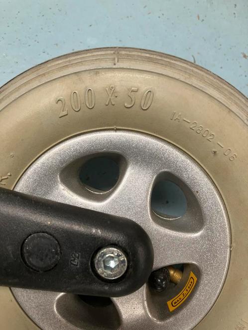2 rolstoel wieltjes 200 - 50 met lucht bekijk alle foto’s, Diversen, Rolstoelen, Gebruikt, Duwrolstoel, Ophalen of Verzenden