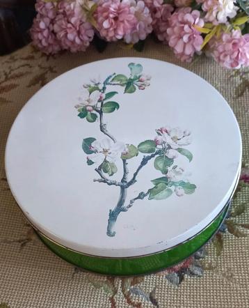 Leuke brocante (koek)trommel, groen, kersenbloesem beschikbaar voor biedingen