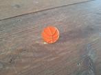 1 mooie Basketbal pin te koop, Ophalen of Verzenden, Nieuw, Sport, Speldje of Pin