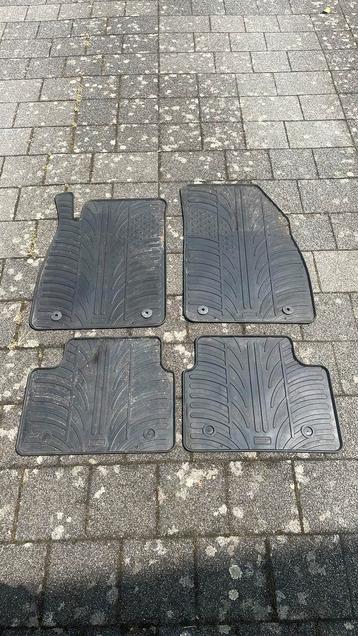 2x 4 stevige (rubber)automatten voor merk auto Opel beschikbaar voor biedingen
