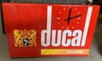 Emaille bord DUCAL sigaretten met klokje vintage, Verzamelen, Merken en Reclamevoorwerpen, Ophalen of Verzenden, Gebruikt, Reclamebord