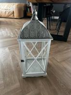 Mooie witte lantaarn - 67 cm hoog, Huis en Inrichting, 50 tot 75 cm, Wit, Ophalen of Verzenden, Zo goed als nieuw