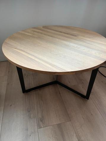 Mooie ronde houten minimalistische salontafel beschikbaar voor biedingen