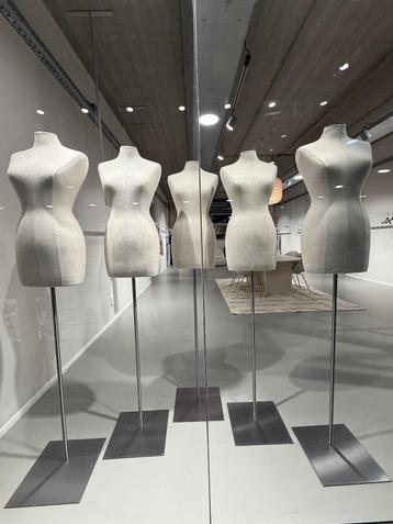 Linnen etalage poppen / bustes op standaard 5 stuks  beschikbaar voor biedingen