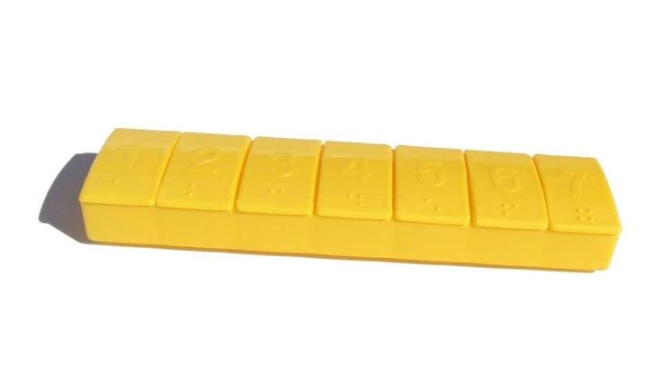 Tupperware gele 7 dagen pillendoos met braille, Diversen, Verpleegmiddelen, Nieuw, Ophalen of Verzenden