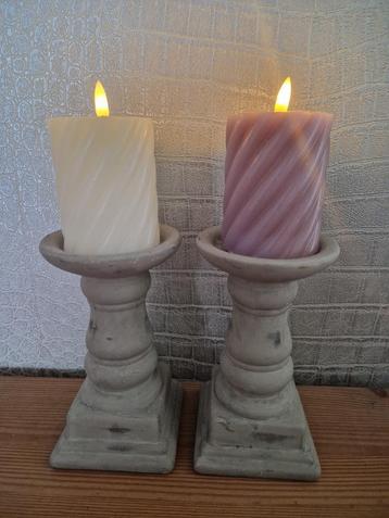Leuke set kandelaars van hout met 2 mooie kunst kaarsen beschikbaar voor biedingen