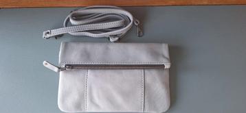 Clutch / Crossbody Tas lichtgrijs leer beschikbaar voor biedingen