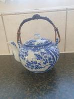Blauw theepot  met rieten hengsel, Antiek en Kunst, Antiek | Servies los, Ophalen of Verzenden