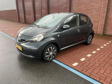 Toyota Aygo 1.0 12V Vvt-i 5DRS 2008 Grijs beschikbaar voor biedingen