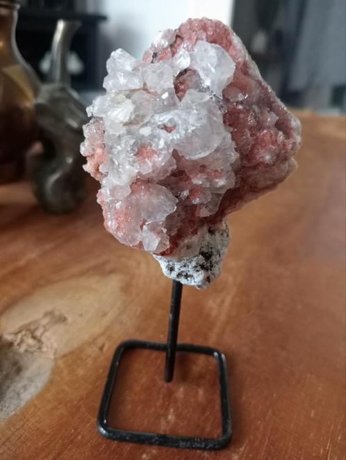 roze amethist chalcedoon op standaard, Verzamelen, Mineralen en Fossielen, Mineraal, Ophalen of Verzenden