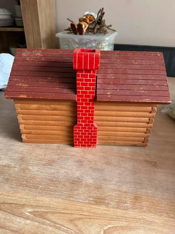 Houten huisje met kerstdecoratie beschikbaar voor biedingen