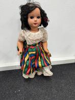 Antieke Pop met Kleurrijke Jurk en Krullend Haar - Vintage S, Ophalen of Verzenden