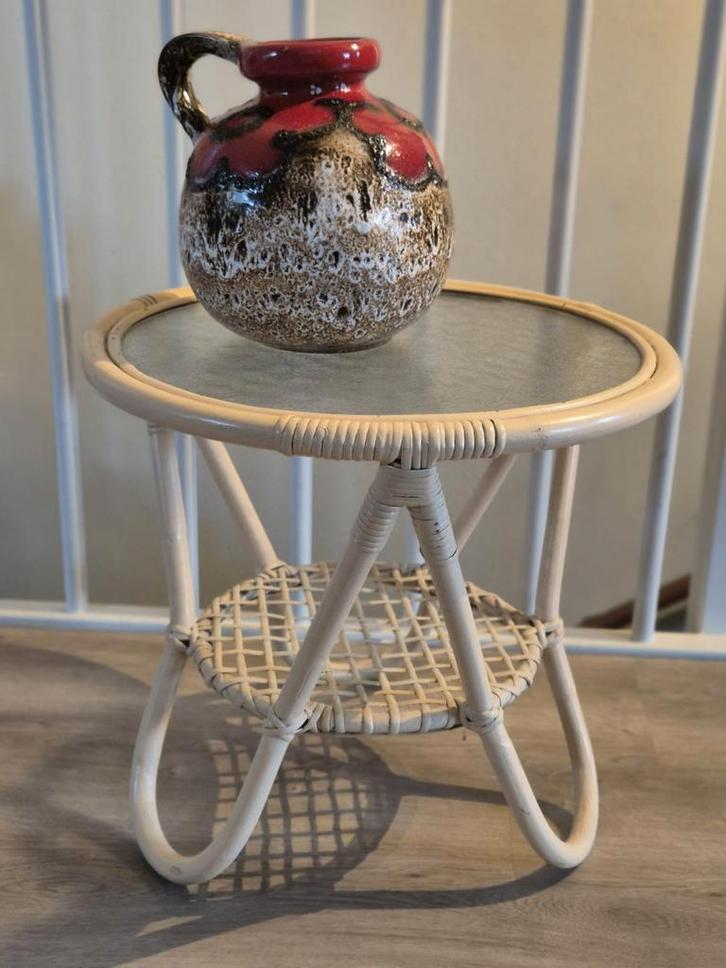 Rotan bijzettafel- vintage, jaren 70, mid century, Huis en Inrichting, Tafels | Bijzettafels, Rond, 45 tot 60 cm, Minder dan 55 cm
