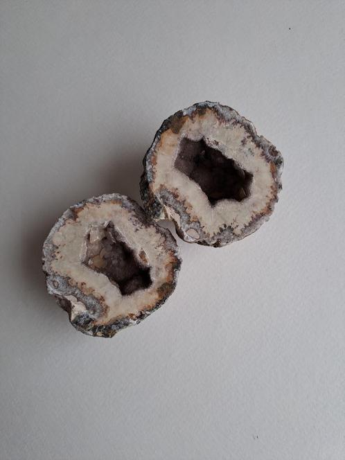 2 geode's met een diameter van 6 à 7 cm, Verzamelen, Mineralen en Fossielen, Mineraal, Ophalen of Verzenden