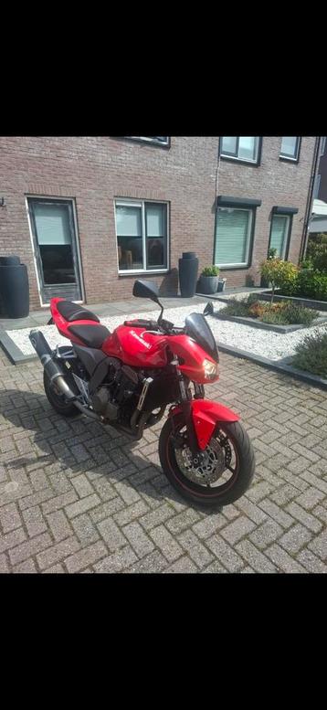 2 Kawasaki s   z750  te koop.  Een rode en zwarte  beschikbaar voor biedingen