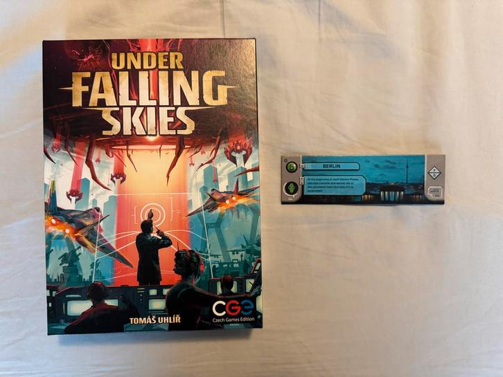 Under Falling Skies + Berlijn Promo, Hobby en Vrije tijd, Gezelschapsspellen | Bordspellen, Zo goed als nieuw, Een of twee spelers