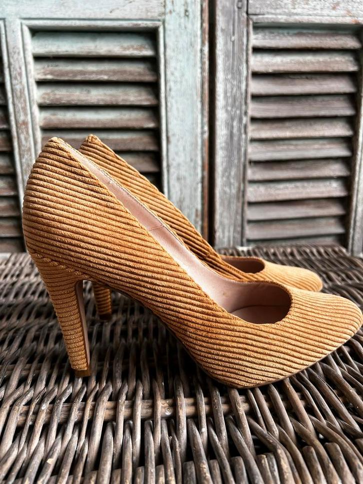 Mooie NIEUWE ribcord pumps van MINT&BERRY in maat 40, Kleding | Dames, Schoenen, Nieuw, Pumps, Beige, Ophalen of Verzenden