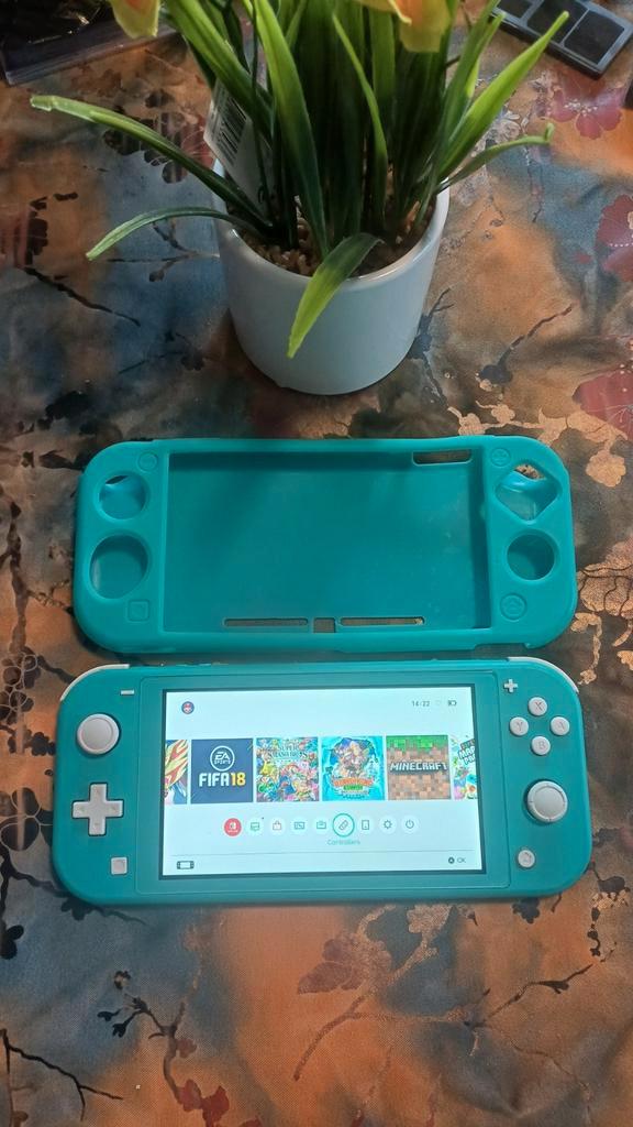 Nintendo Switch Lite Turquoise + Hoes, Spelcomputers en Games, Games | Nintendo Switch, Gebruikt, Ophalen of Verzenden