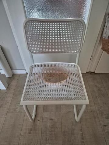Witte tonet stijl stoel met kapotte zitting GRATIS beschikbaar voor biedingen