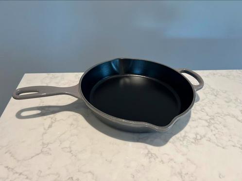 NIEUWE Le Creuset Skillet 26 cm Flint/Oyster, Huis en Inrichting, Keuken | Potten en Pannen, Nieuw, Koekenpan of Braadpan, Gietijzer