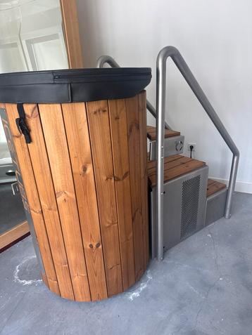 ICETUBS icetub compleet met trapje nieuwprijs 5000 beschikbaar voor biedingen